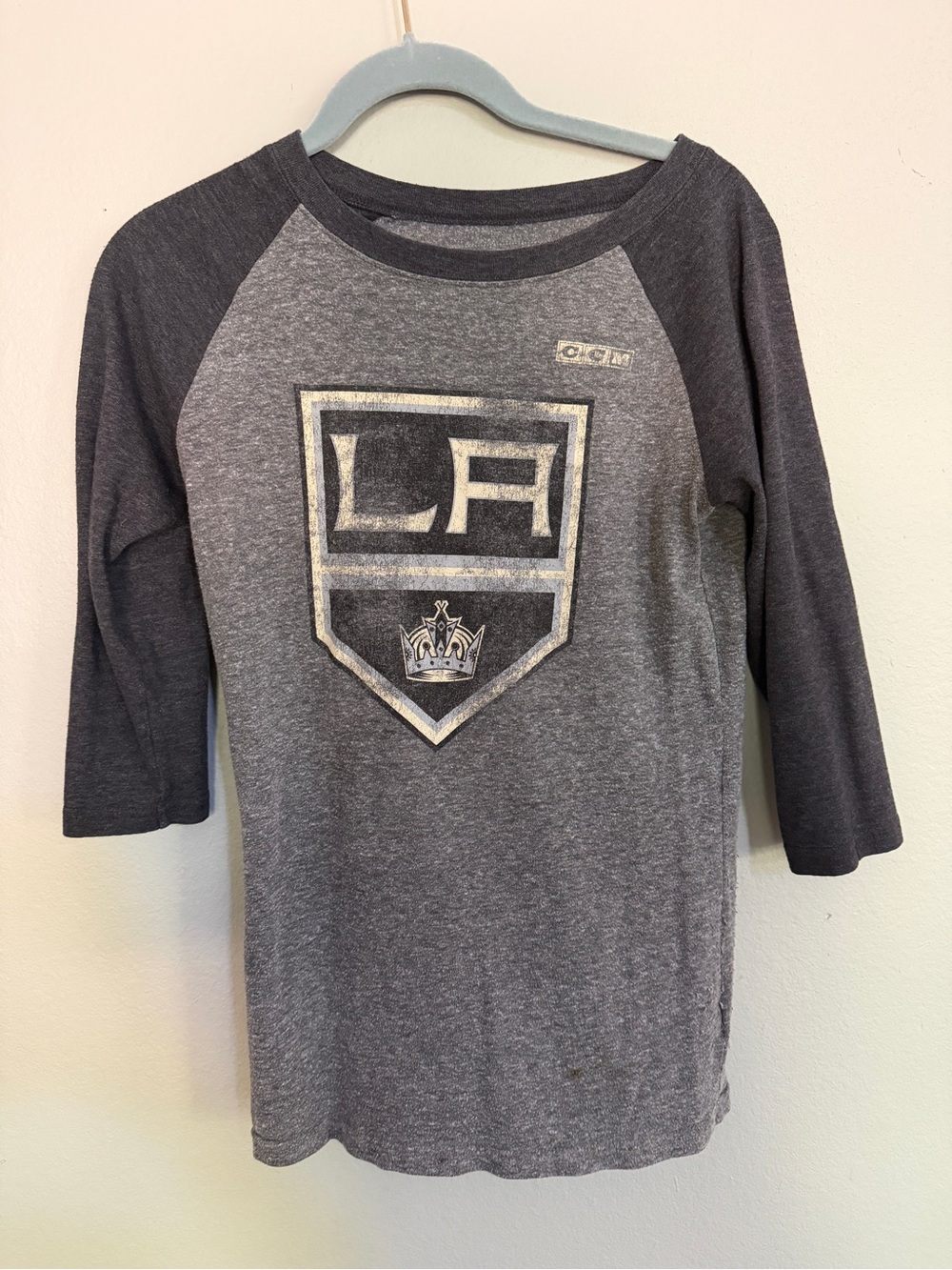 NHL LA Kings Women's Raglan Tee in Charcoal and Heather Gray